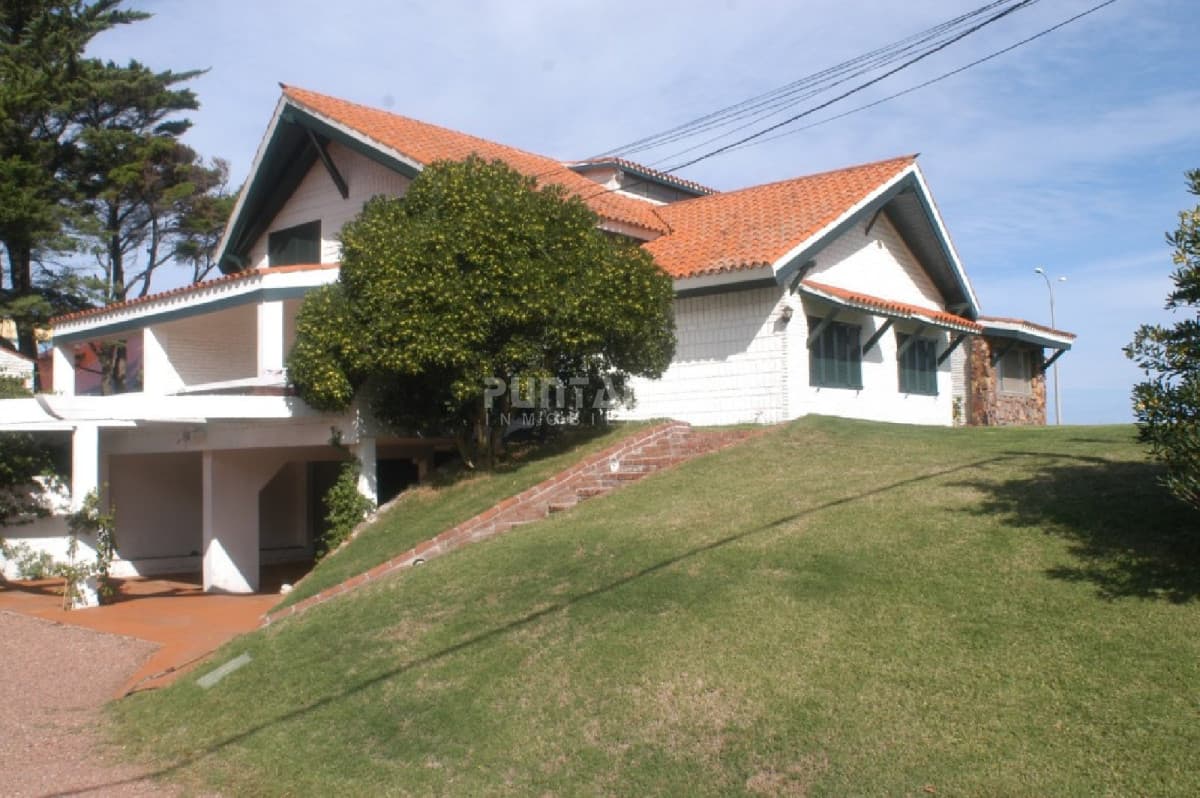 Casa de 4 Dormitorios frente a la mansa!  -