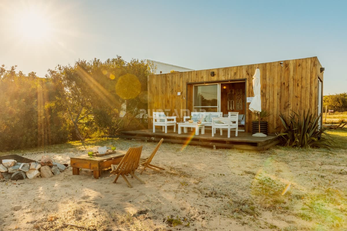 HERMOSA CASA A METROS DEL MAR Y LA LAGUNA DE JOSE IGNACIO  -