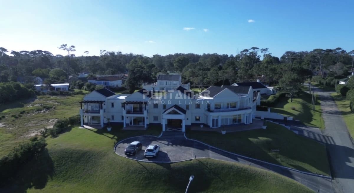 Casa ID.213906 - EXCLUSIVA MANSIÓN FRENTE AL MAR. Residencia de categoría con casa de huéspedes y de caseros frente a playa mansa.