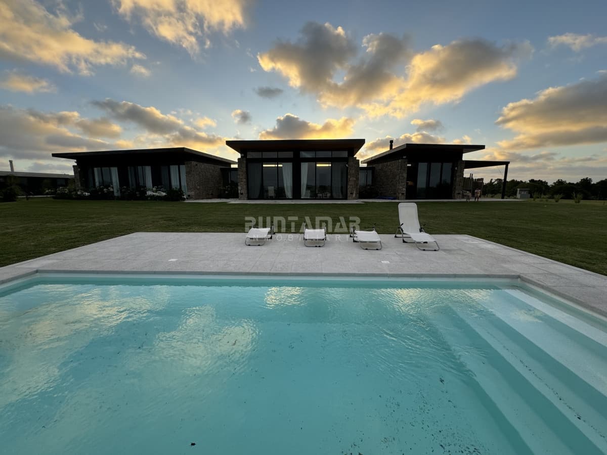 Casa en venta y alquiler en Pueblo Mio  -