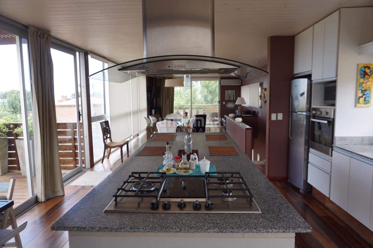 MODERNA CASA DE 4 DORMITORIOS EN EL CORAZON DE MANANTIALES   -