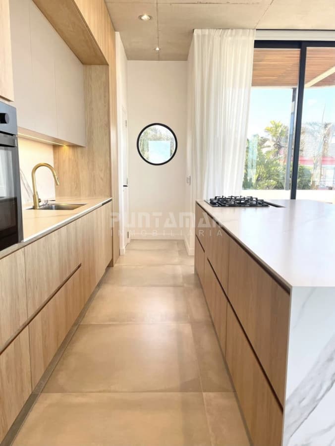 MODERNA Y LUNIMOSA CASA EN ALQUILER CON VISTA AL MAR EN MONTOYA  -