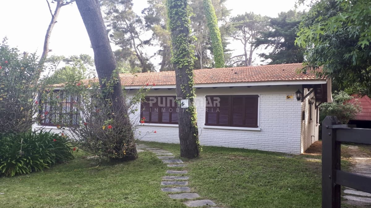 ALQUILER DE CASA DE 3 DORMITORIOS   -
