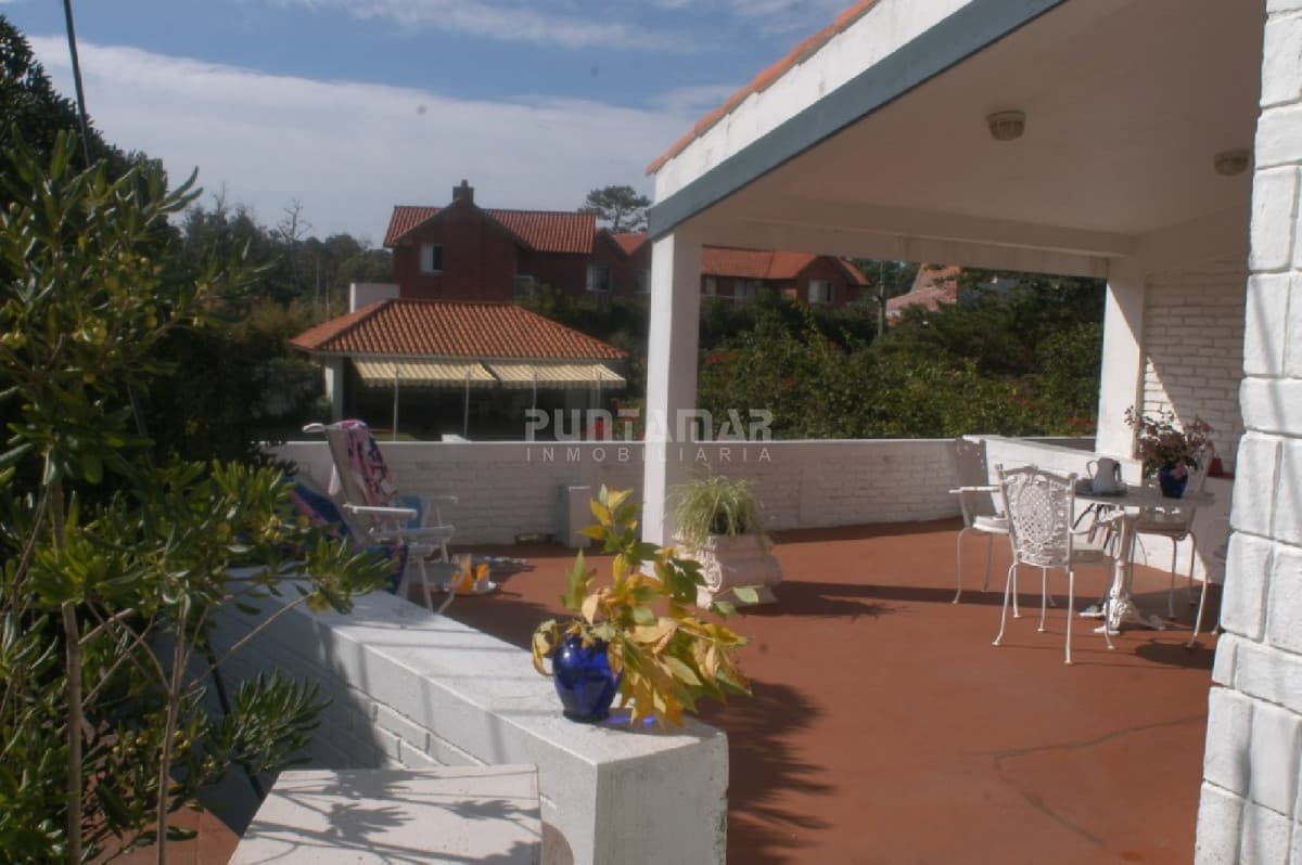 Casa de 4 Dormitorios frente a la mansa!  -