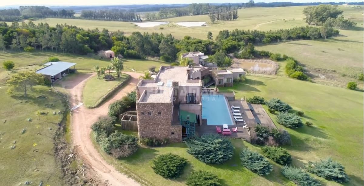 Chacra ID.211525 - Excepcional chacra 20 hectáreas con casa principal, lago, cancha de futbol, pileta y casa de caseros.