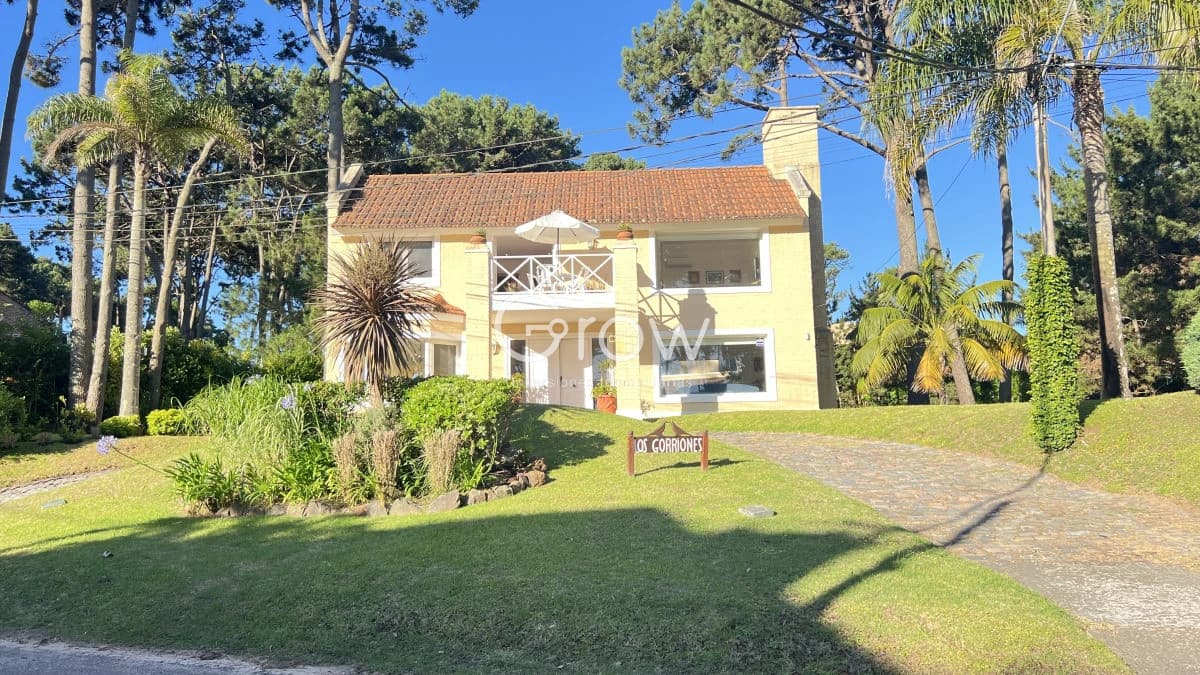Amplia casa de 4 dormitorios + servicio con Piscina en Montoya en Venta  -