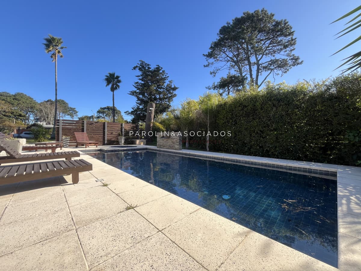Venta Casa Punta del Este 4 dormitorios en Barrio Marly Punta del Este con piscina
