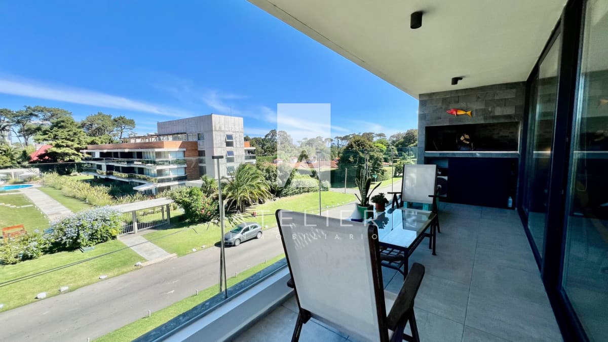 Apartamento en Venta Playa Mansa 2 dormitorios con parrillero propio Punta del Este