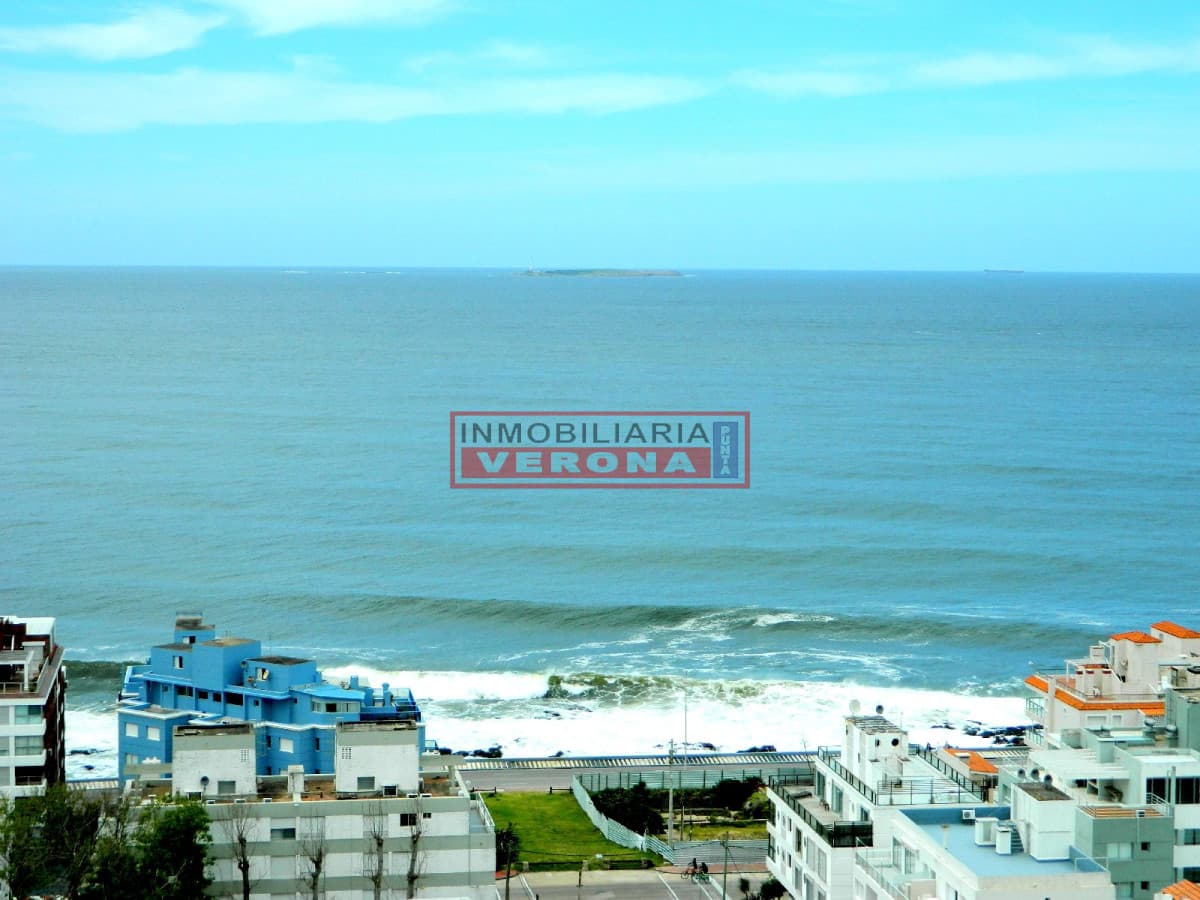 Piso alto con excepcional vista a Playa Brava y Mansa !!! - Inmobiliaria Verona Punta