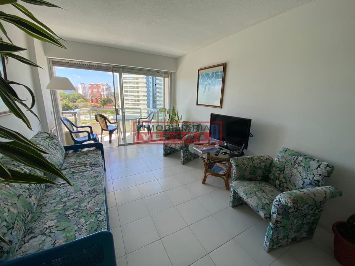 PARADA 3 A MEDIA CUADRA DE CHIVERTA  - Inmobiliaria Verona Punta