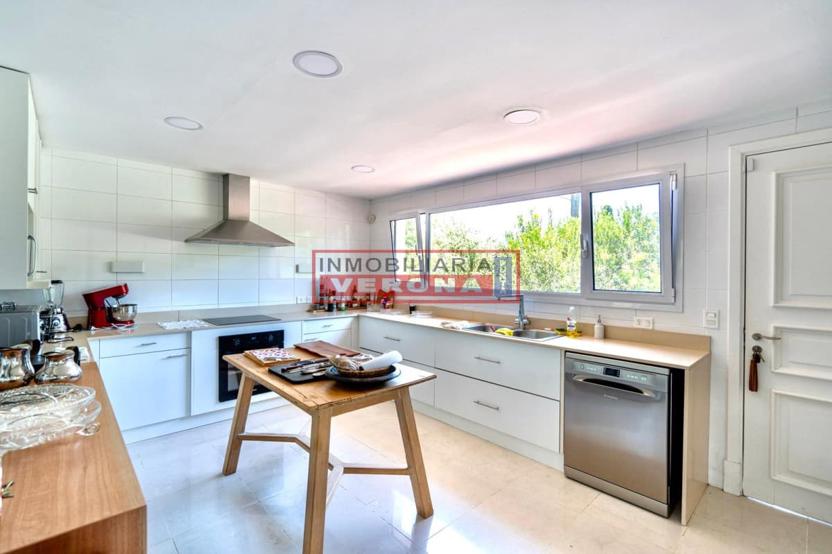 EXCELENTE PROPIEDAD AL CAMPO DE GOLF - Inmobiliaria Verona Punta