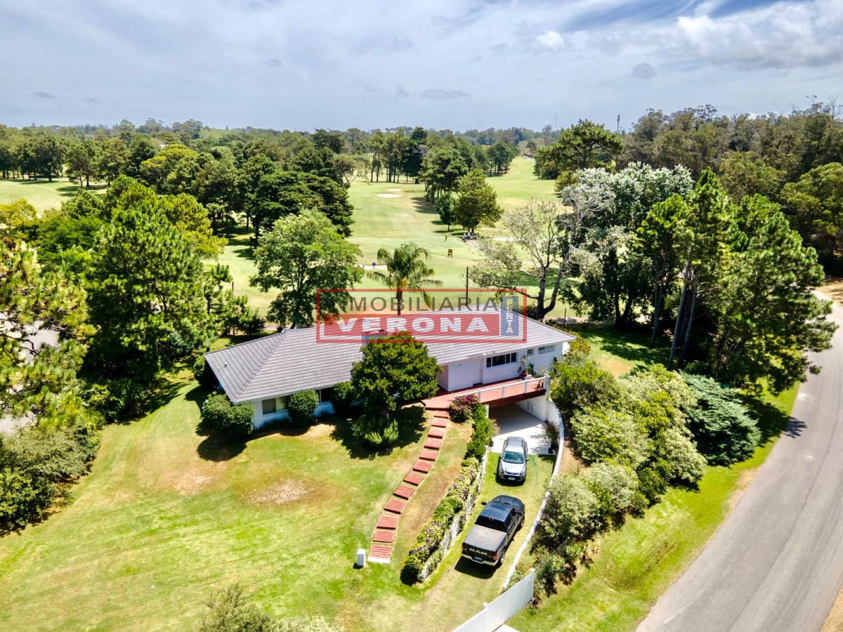 EXCELENTE PROPIEDAD AL CAMPO DE GOLF - Inmobiliaria Verona Punta
