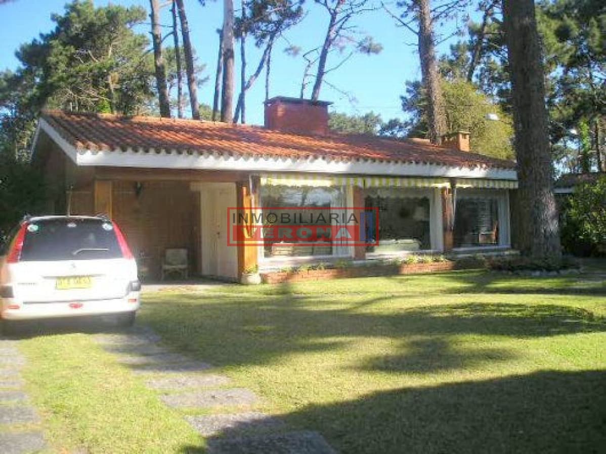 CORAZÓN DE PARADAS - Casa en Mansa, 3 dorms y hab de servicio * - Inmobiliaria Verona Punta