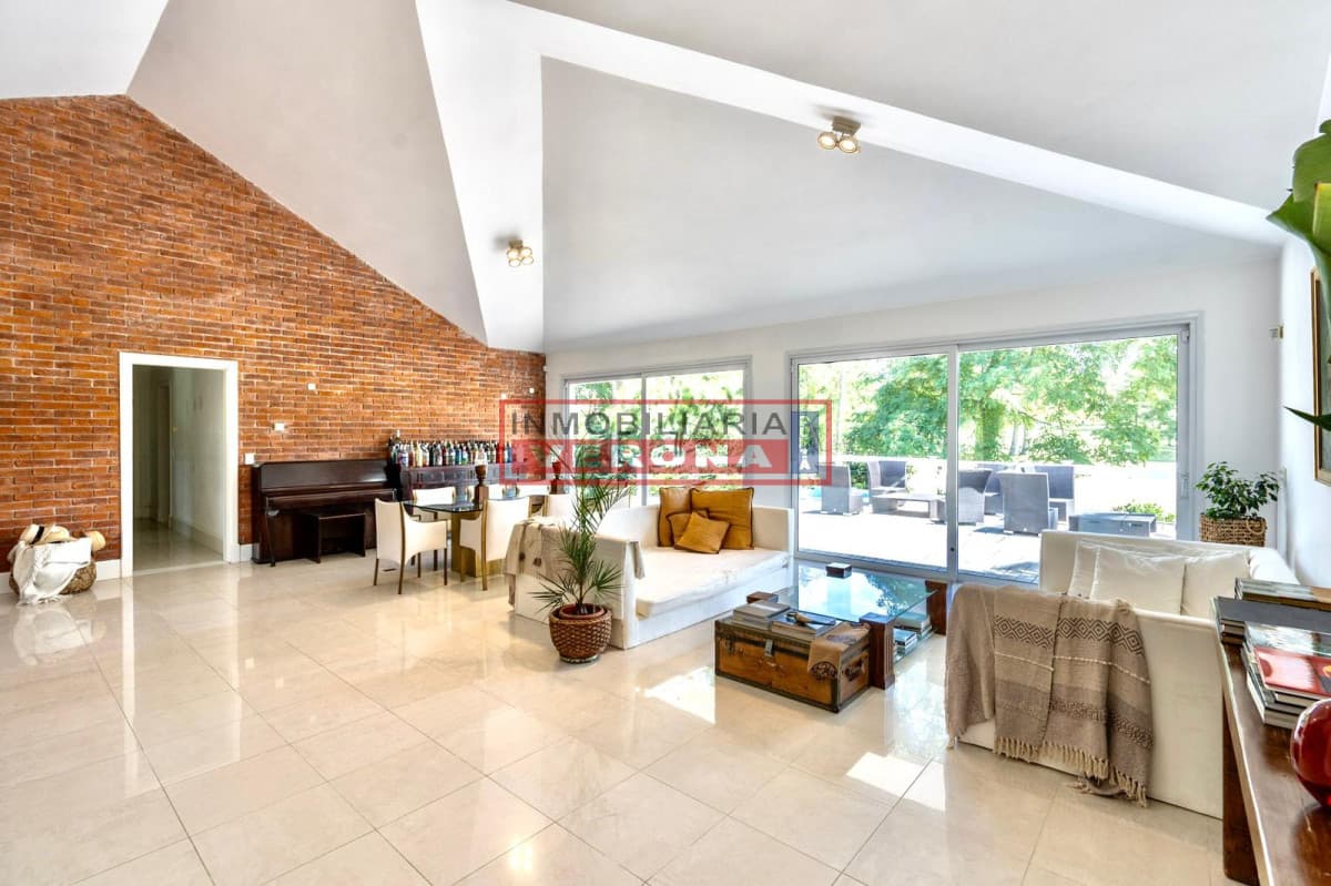 EXCELENTE PROPIEDAD AL CAMPO DE GOLF - Inmobiliaria Verona Punta