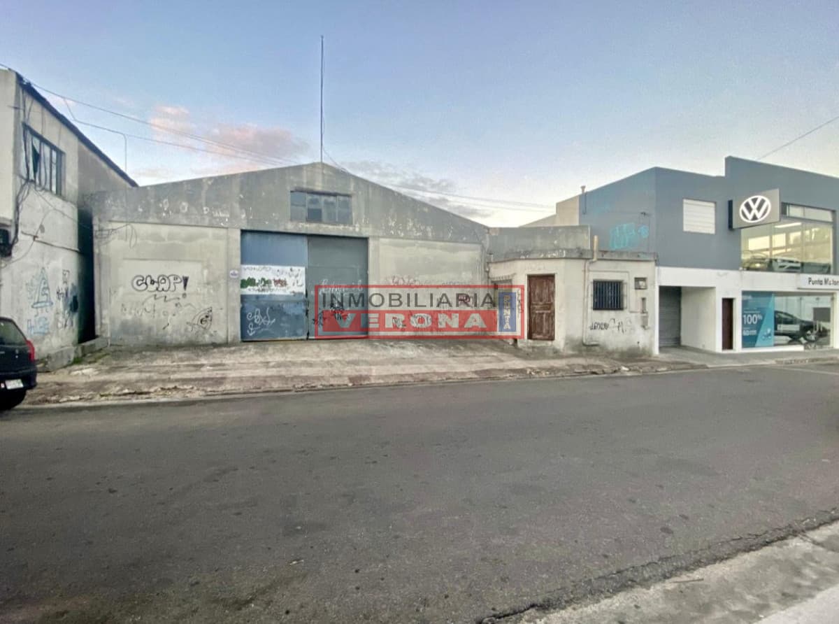 Venta de galpón en Maldonado - Centro. Terreno apto para edificar - Inmobiliaria Verona Punta