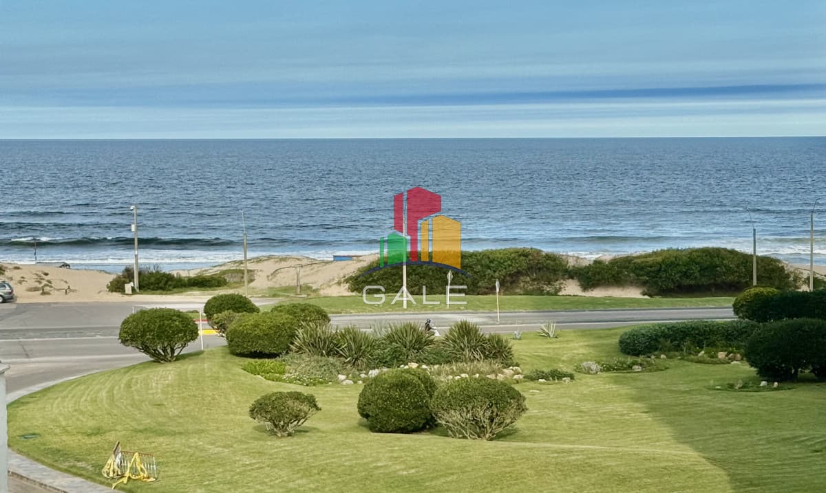 Gale Propiedades & Escribanía Apartamento ID.3694 - Venta vista al mar FRENTE A LA PLAYA !!!