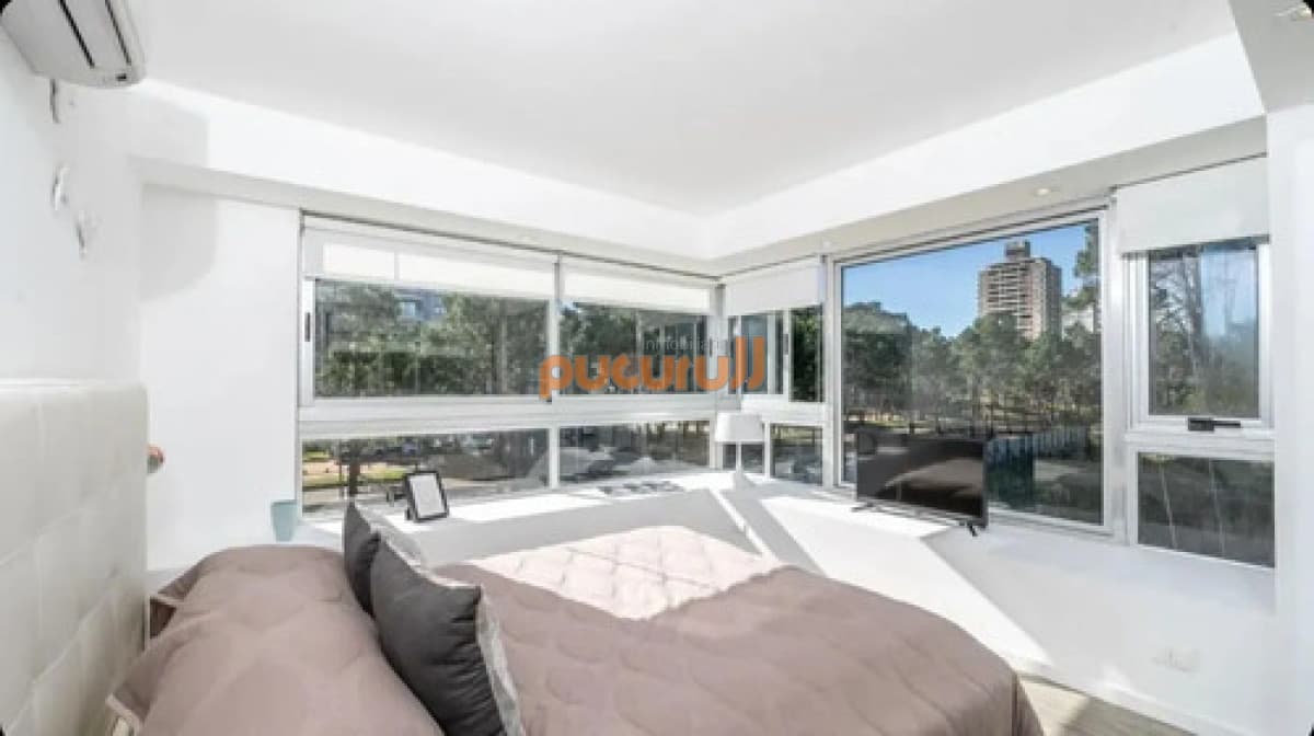 Apartamento En Venta Punta Del Este Sobre Av Roosevelt Con Cochera A Estrenar