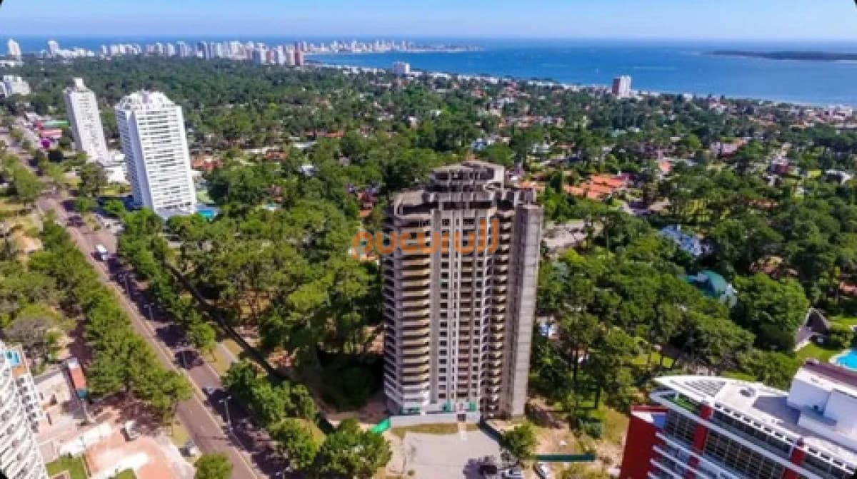 Apartamento En Venta Punta Del Este Sobre Av Roosevelt Con Cochera A Estrenar