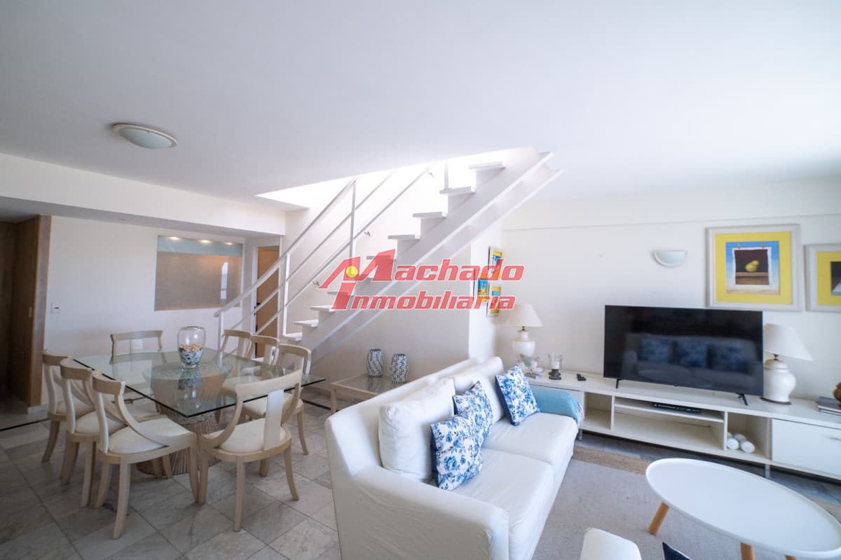 Venta, Penthouse, con 4 dormitorios + dep. servicio en Punta del este, terraza con vista panorámica