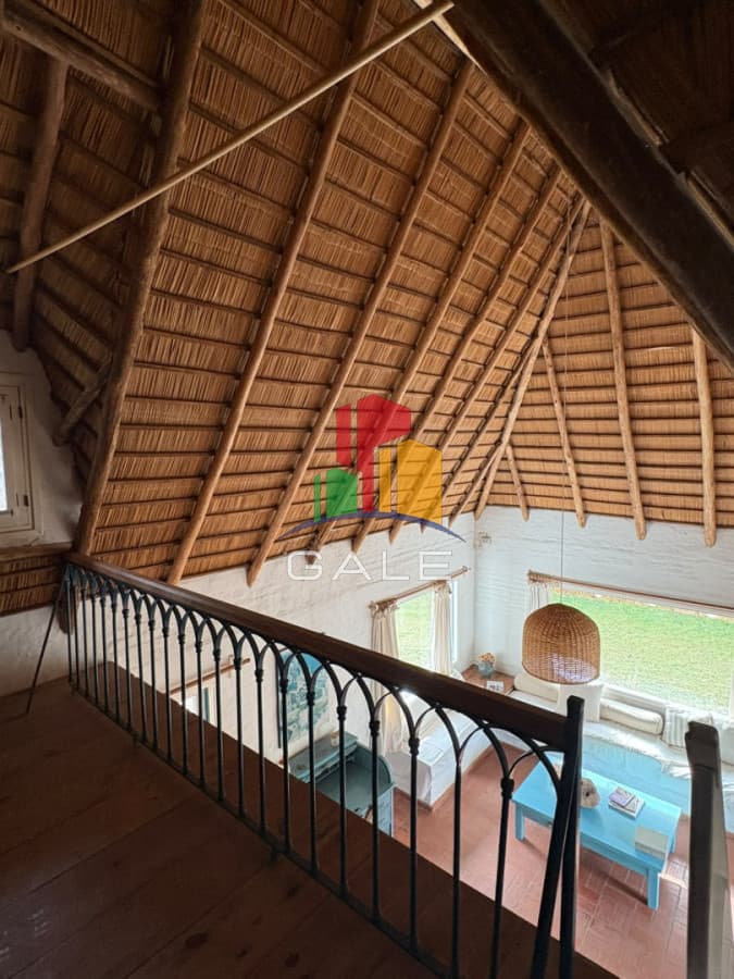 Gale Propiedades & Escribanía Casa ID.5134 - VENTA CASA TECHO QUINCHO TRADICIONAL EN EL TESORO