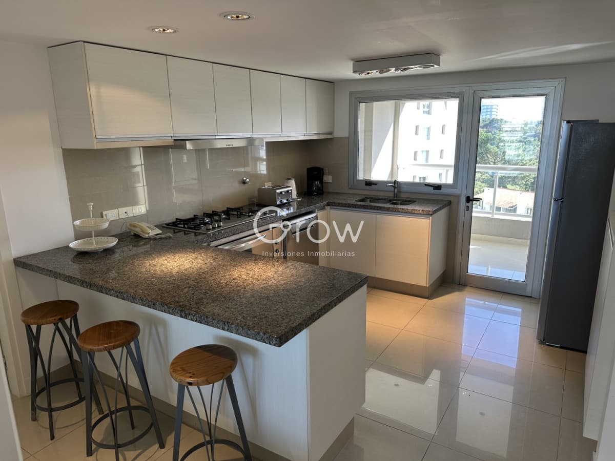 VENTA  DE APARTAMENTO 4 DORMITORIOS CON VISTA AL MAR