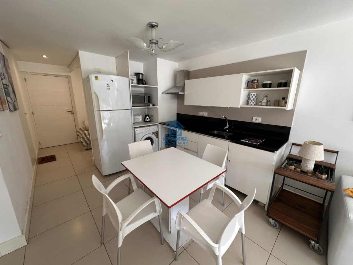 Apartamento ID.1279 - Alquiler anual un dormitorio y medio terraza con Parrillero en Punta del este