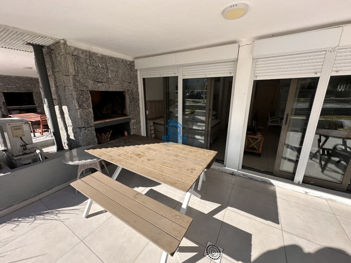 Apartamento ID.1279 - Alquiler anual un dormitorio y medio terraza con Parrillero en Punta del este