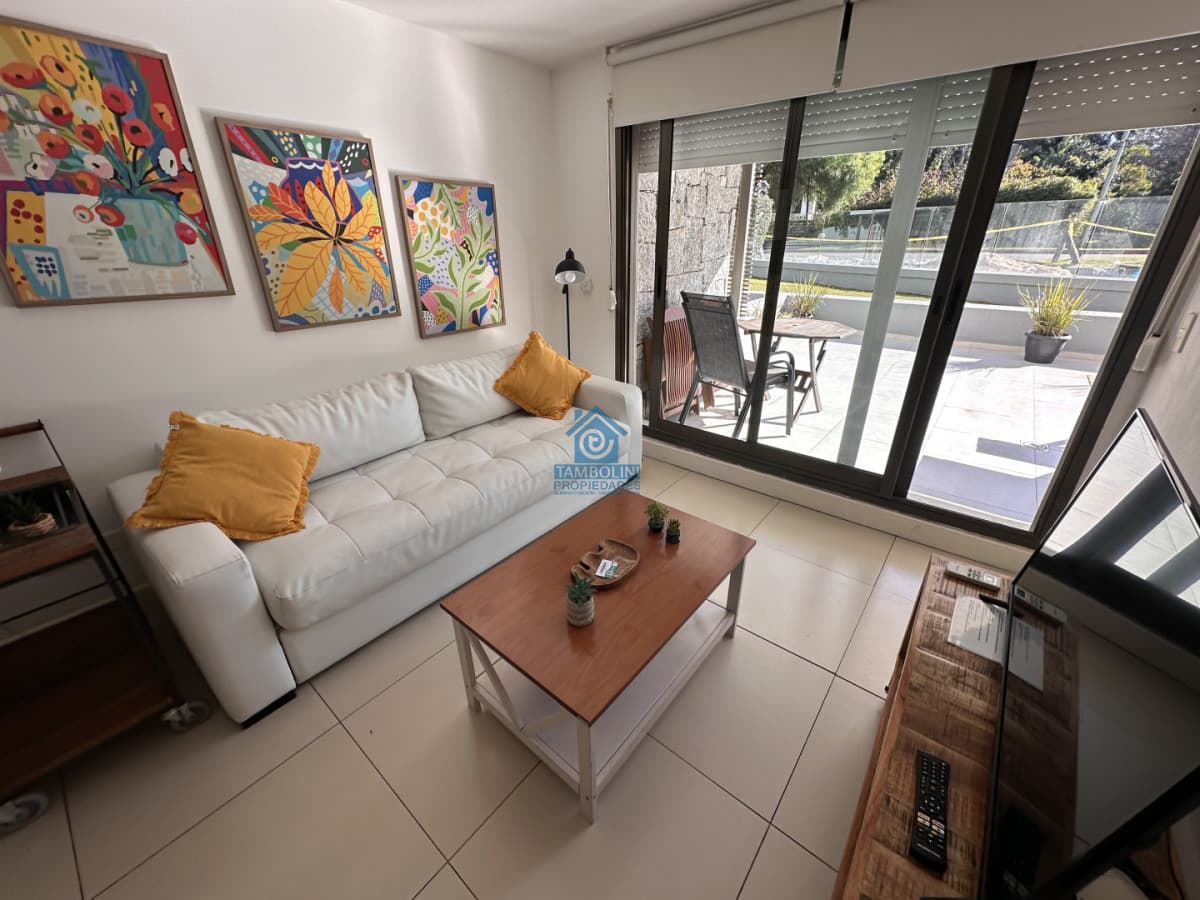 Apartamento ID.1279 - Alquiler anual un dormitorio y medio terraza con Parrillero en Punta del este