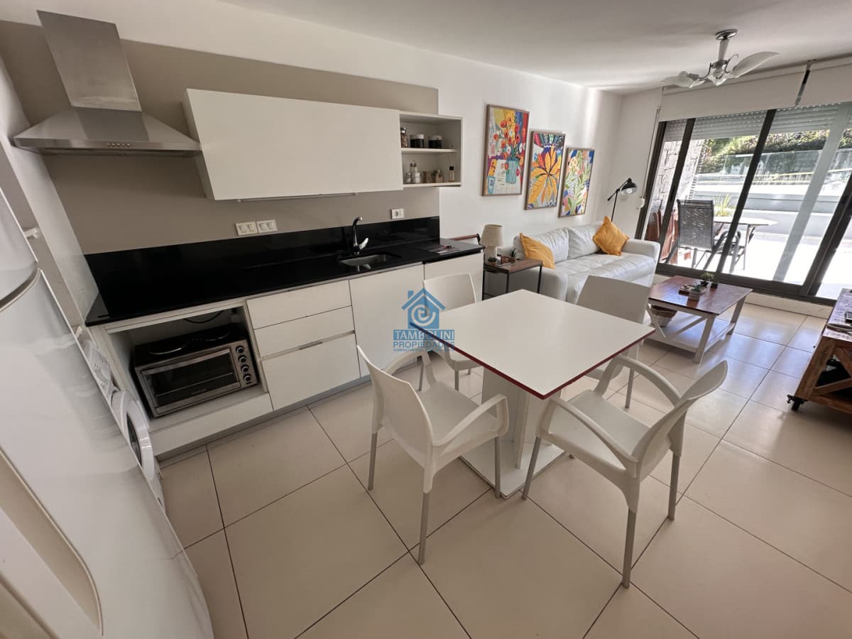 Apartamento ID.1279 - Alquiler anual un dormitorio y medio terraza con Parrillero en Punta del este