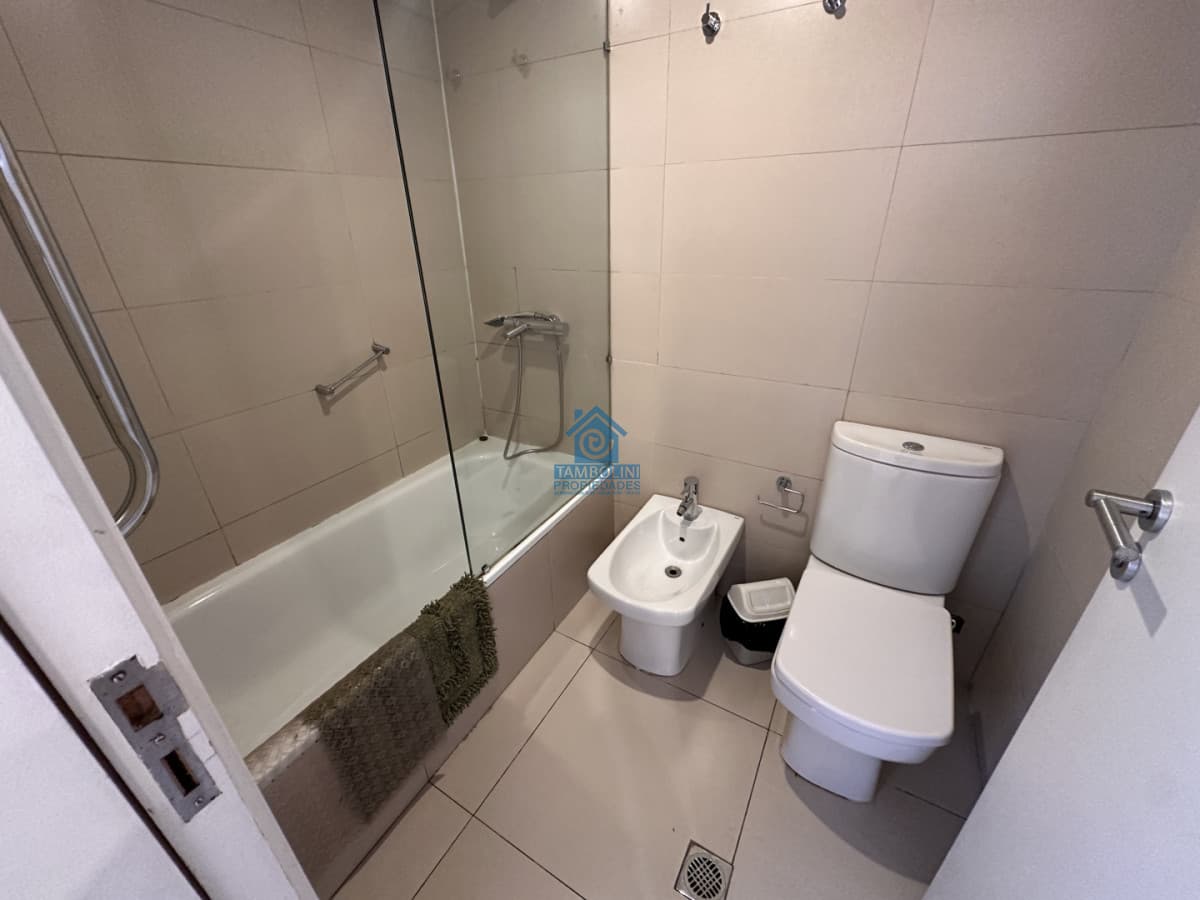 Apartamento ID.1279 - Alquiler anual un dormitorio y medio terraza con Parrillero en Punta del este
