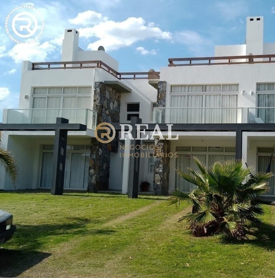 Se alquila departamento en Manantiales con amplia terraza