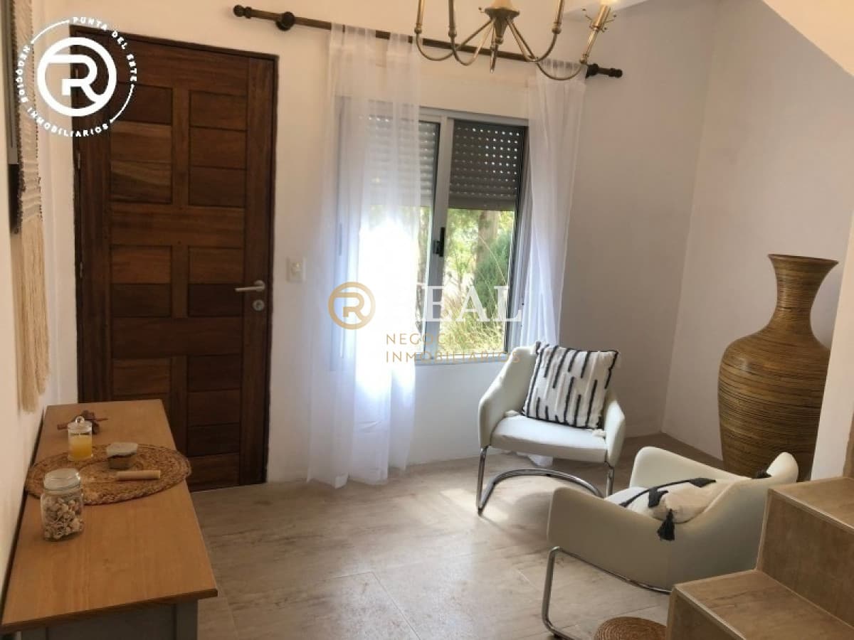 Se alquila moderna casa a una cuadra del mar
