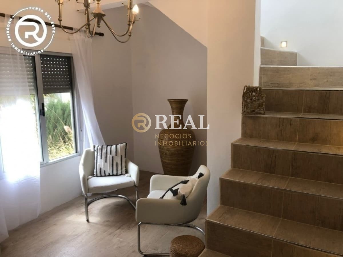 Se alquila moderna casa a una cuadra del mar