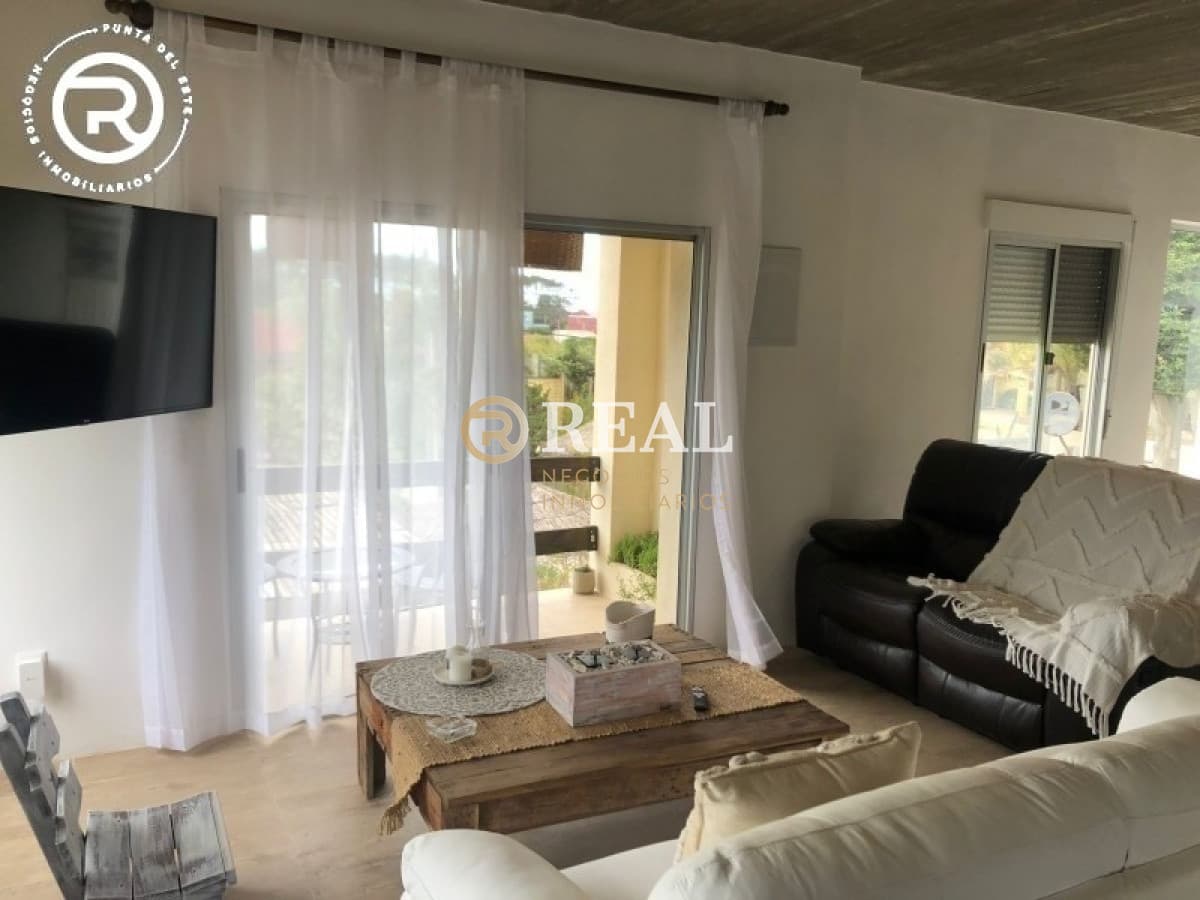 Se alquila moderna casa a una cuadra del mar