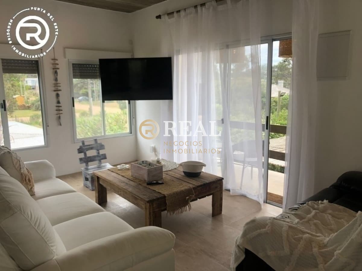 Se alquila moderna casa a una cuadra del mar