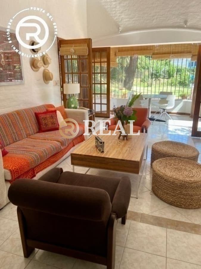 Casa en alquiler en zona residencial de Punta Del Este cerca de colegios.