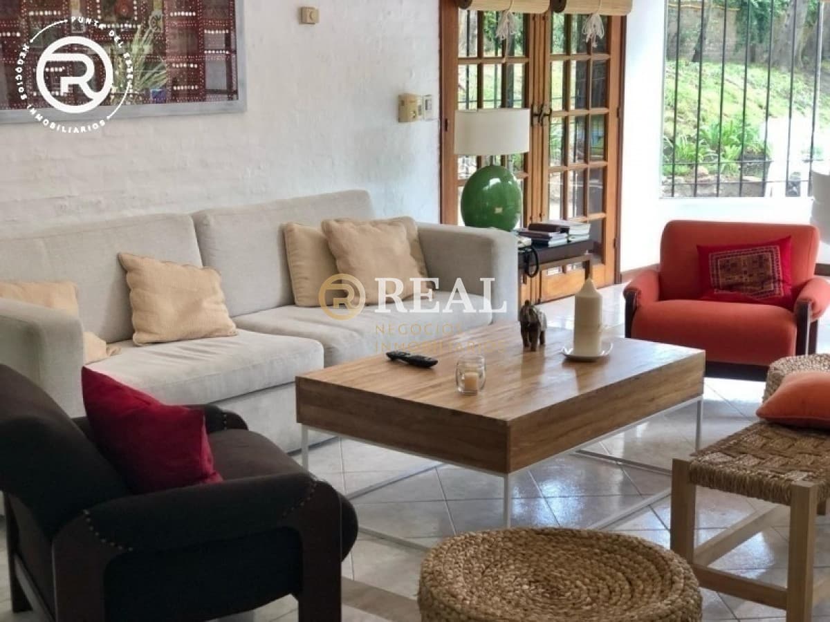Casa en alquiler en zona residencial de Punta Del Este cerca de colegios.