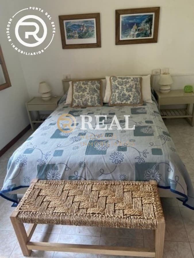 Casa en alquiler en zona residencial de Punta Del Este cerca de colegios.