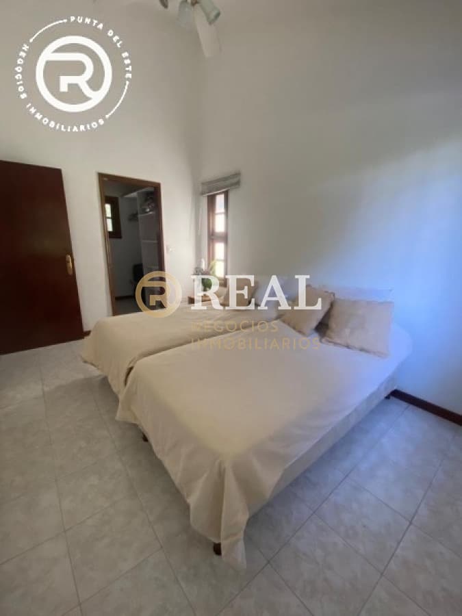 Casa en alquiler en zona residencial de Punta Del Este cerca de colegios.