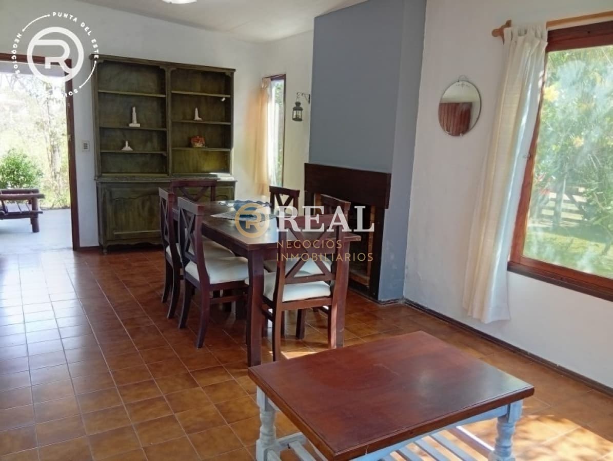 Casa ID.1106 - Casa con dependencia en venta, La Juanita.