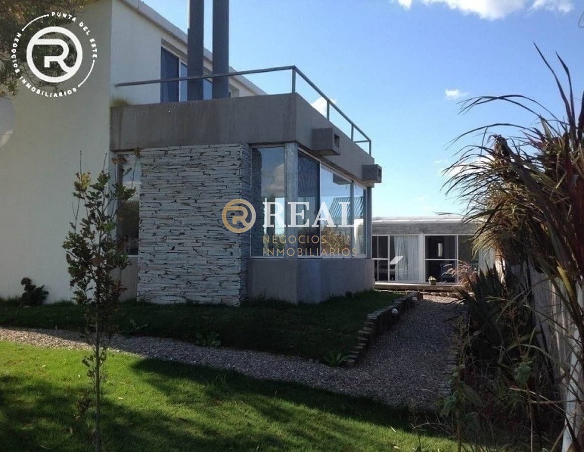 Casa ID.3 - Casa moderna con dependencia.