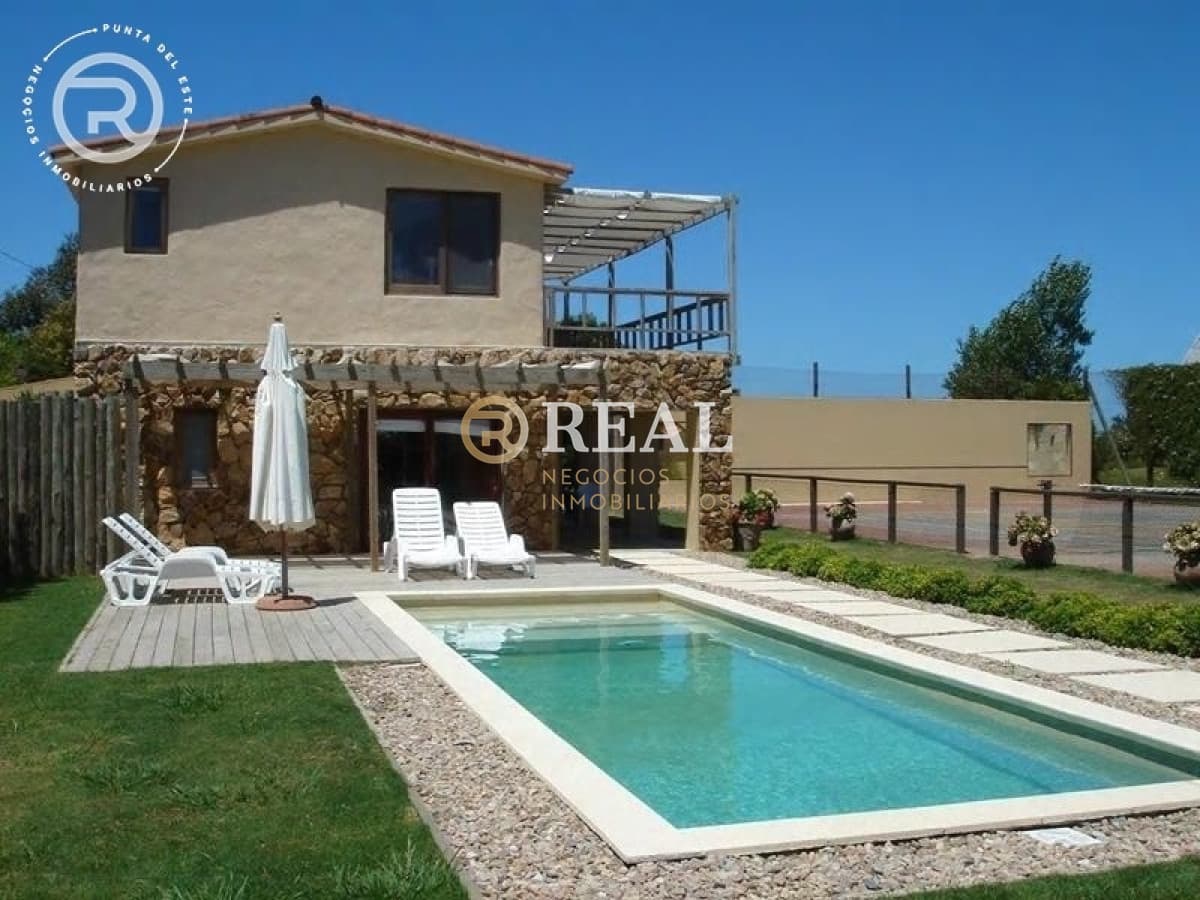 Casa con piscina y cancha de tenis