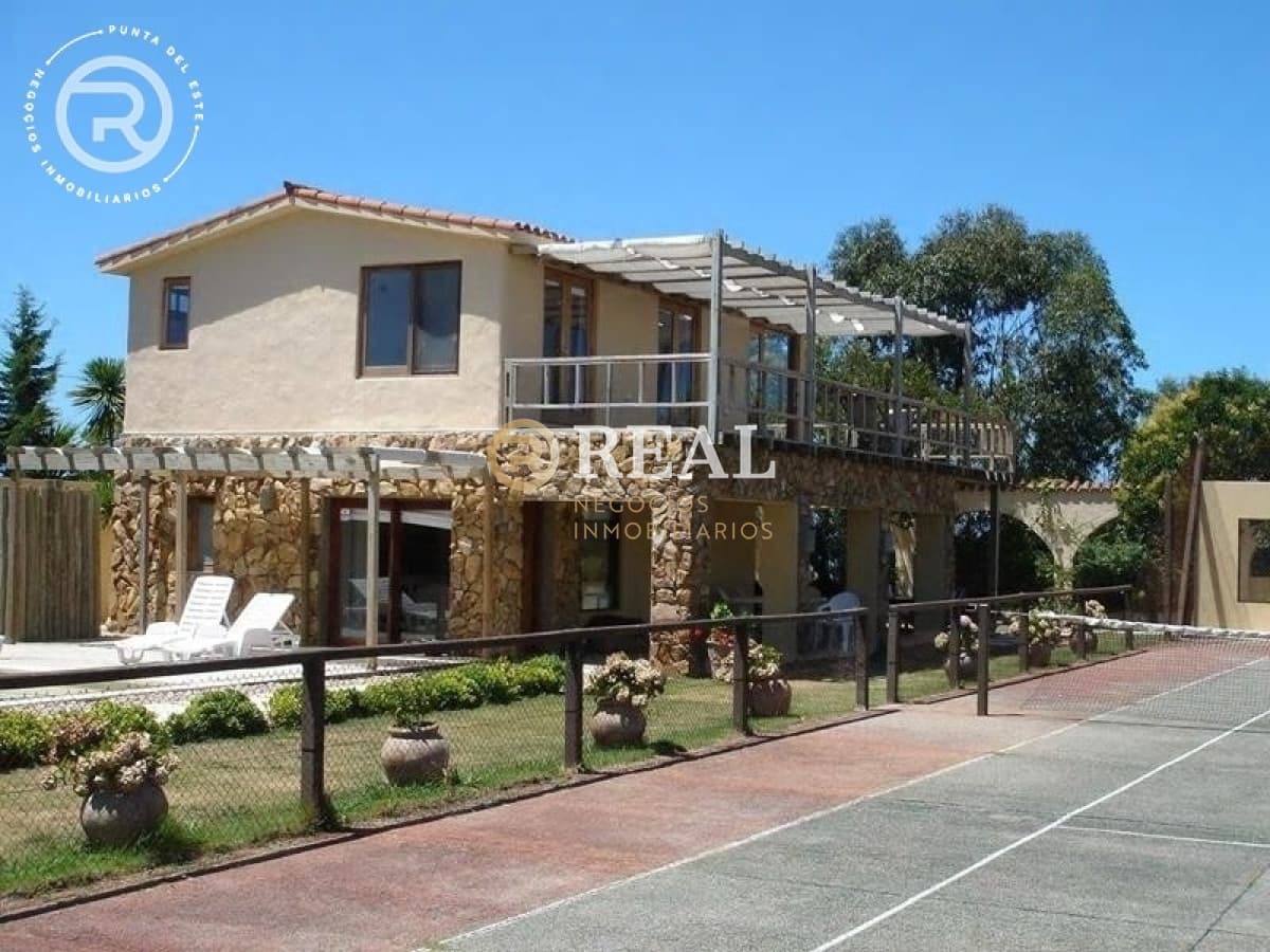 Casa con piscina y cancha de tenis