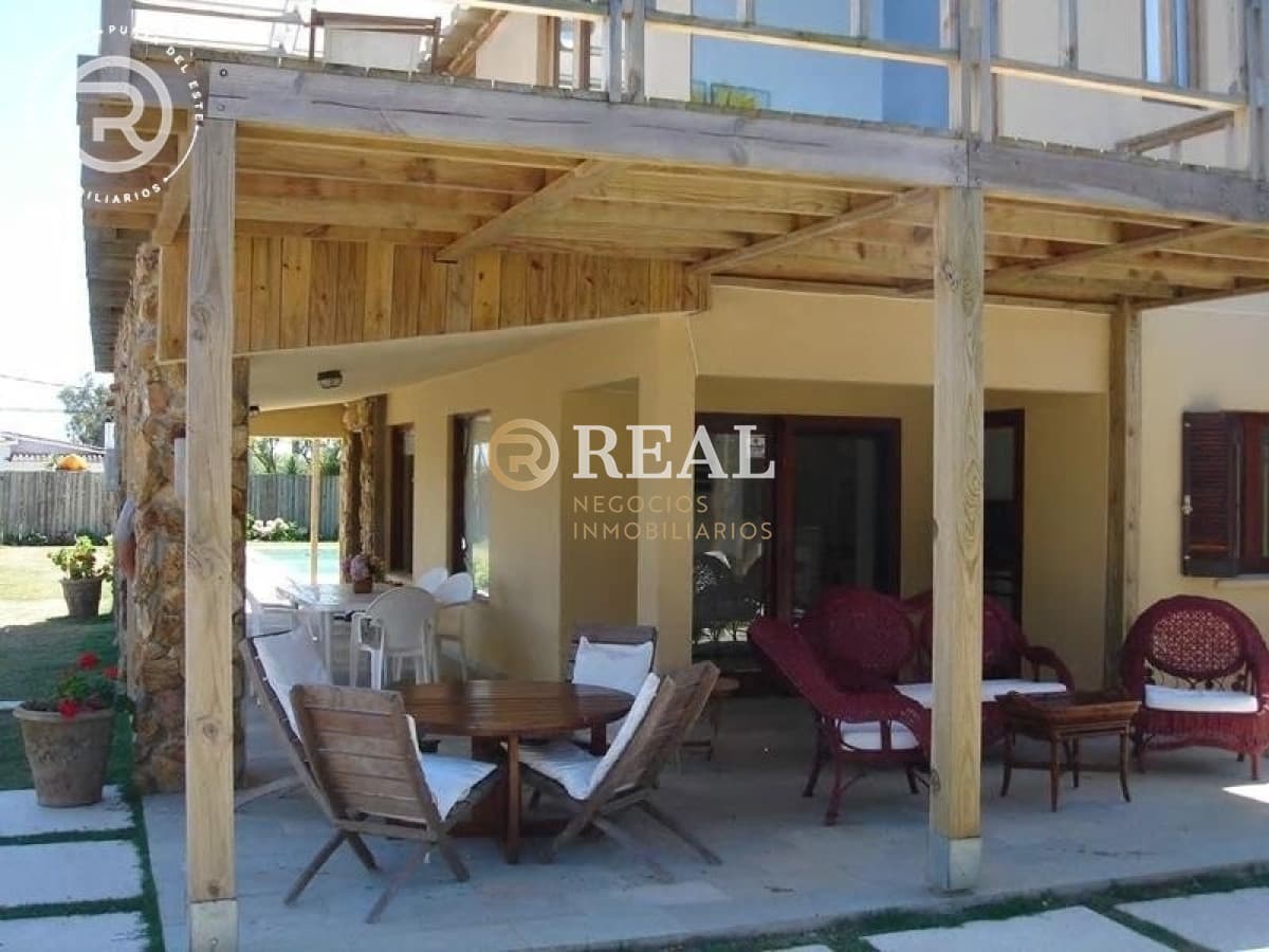 Casa con piscina y cancha de tenis