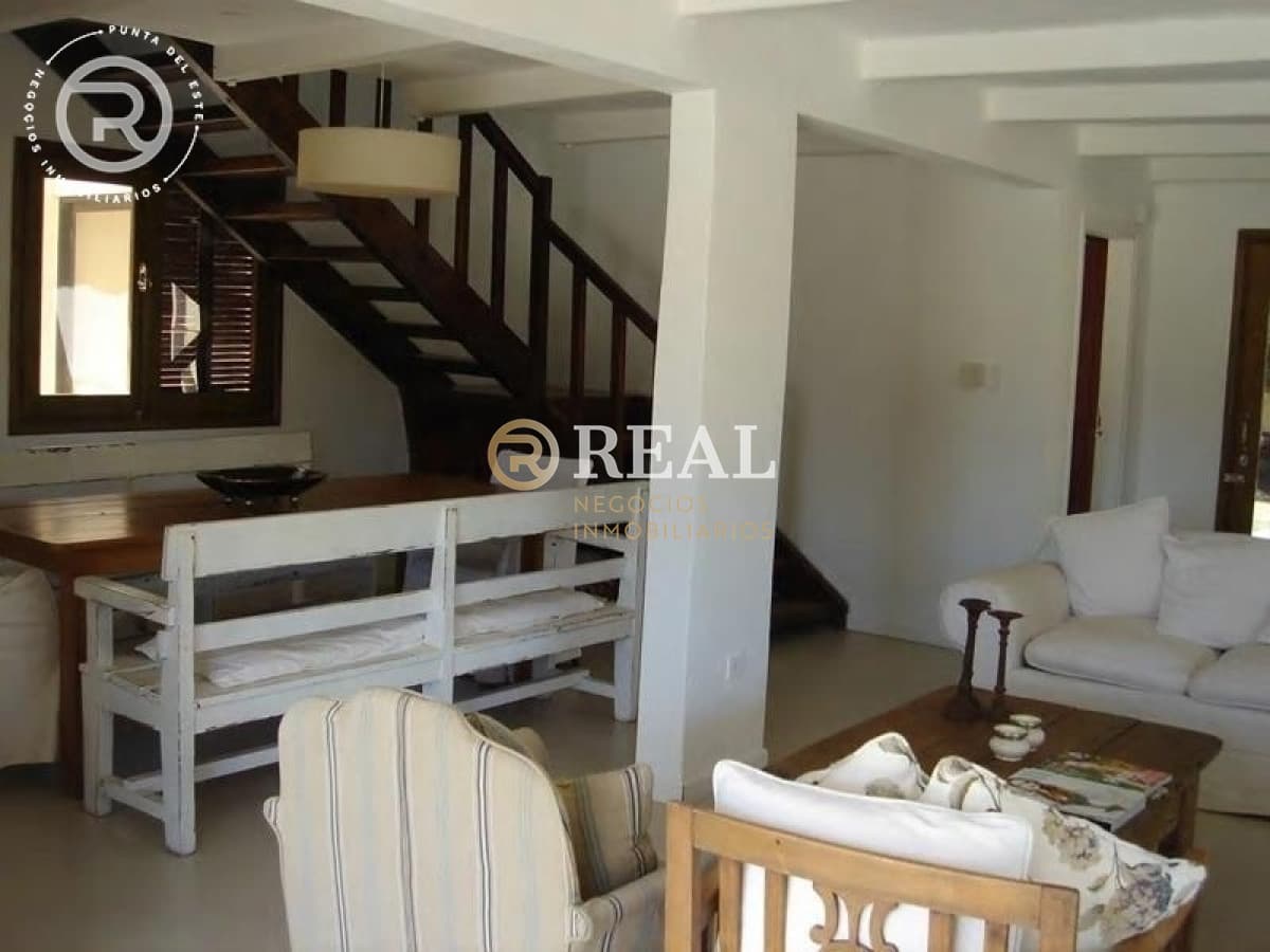 Casa con piscina y cancha de tenis