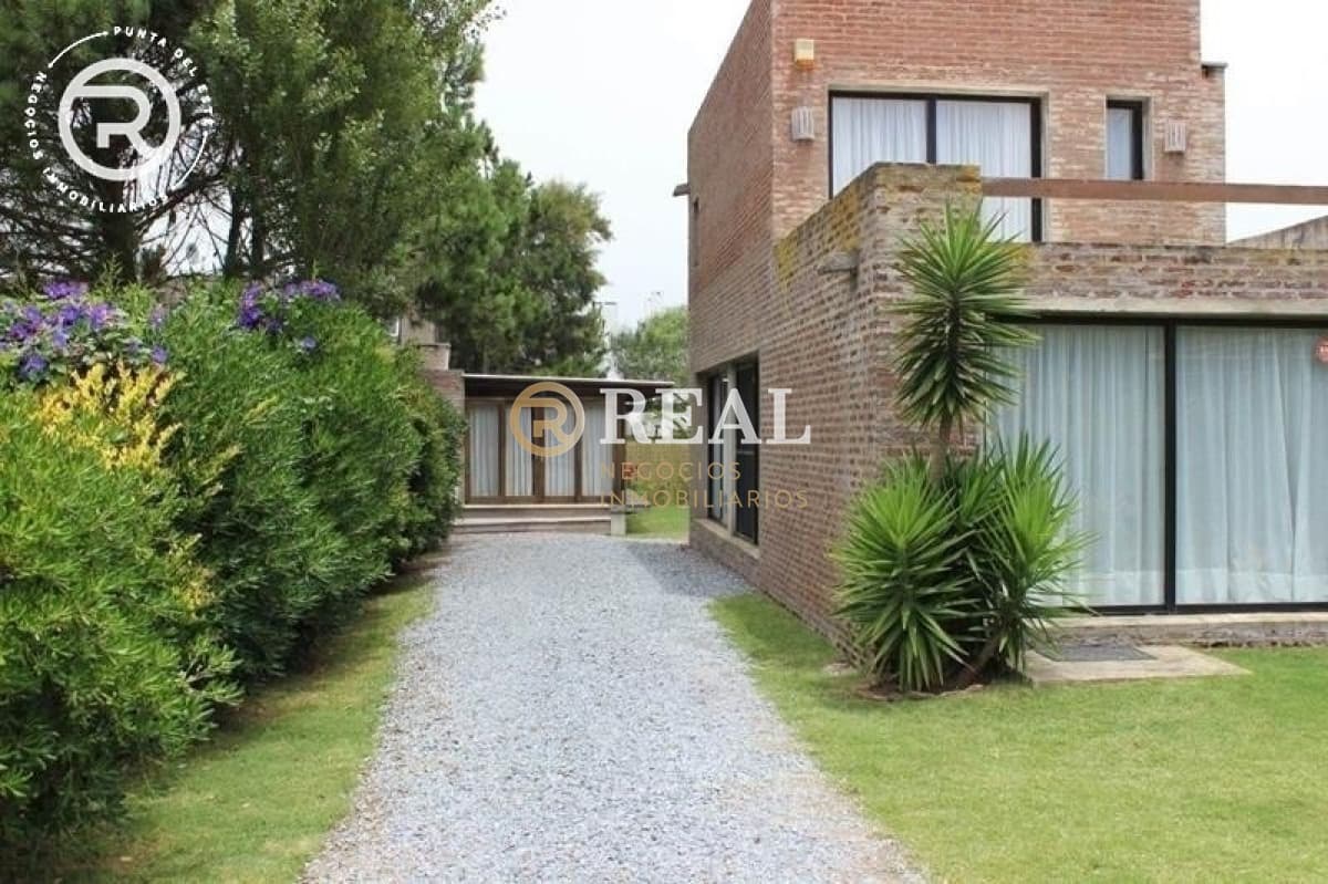 Casa con amplio jardin y parrillero