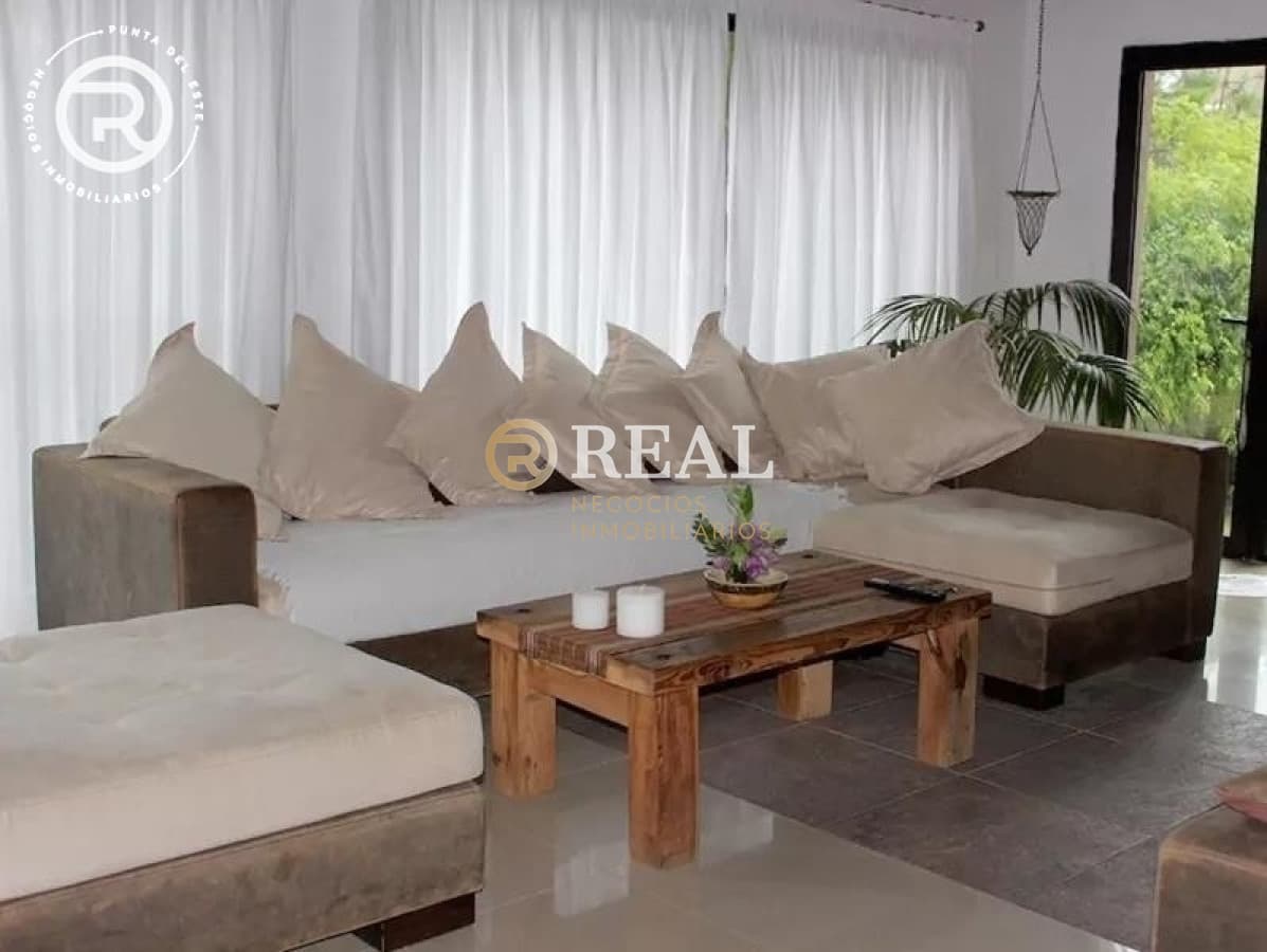 Casa con amplio jardin y parrillero