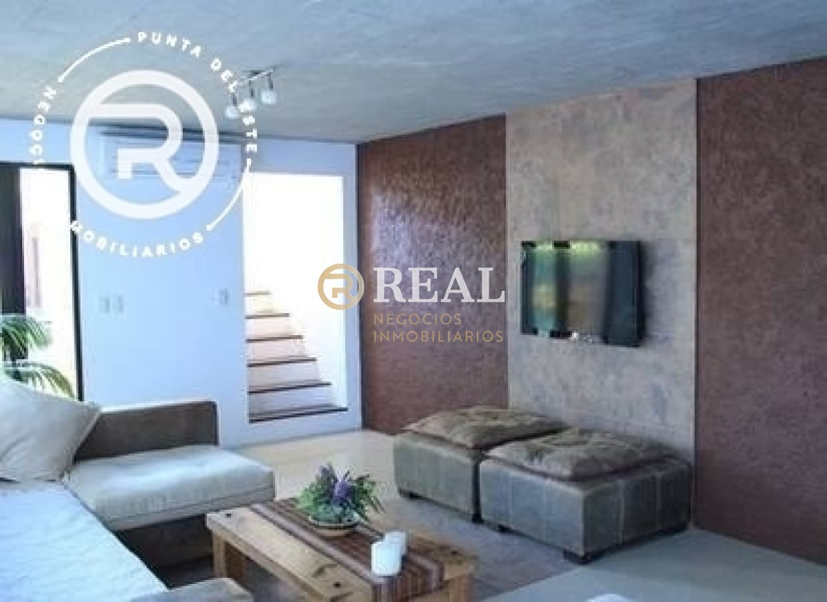 Casa con amplio jardin y parrillero