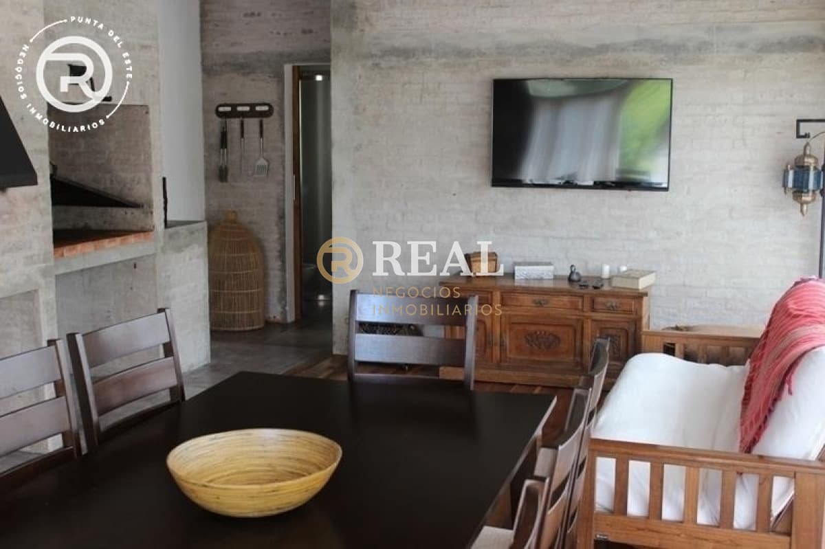 Casa con amplio jardin y parrillero
