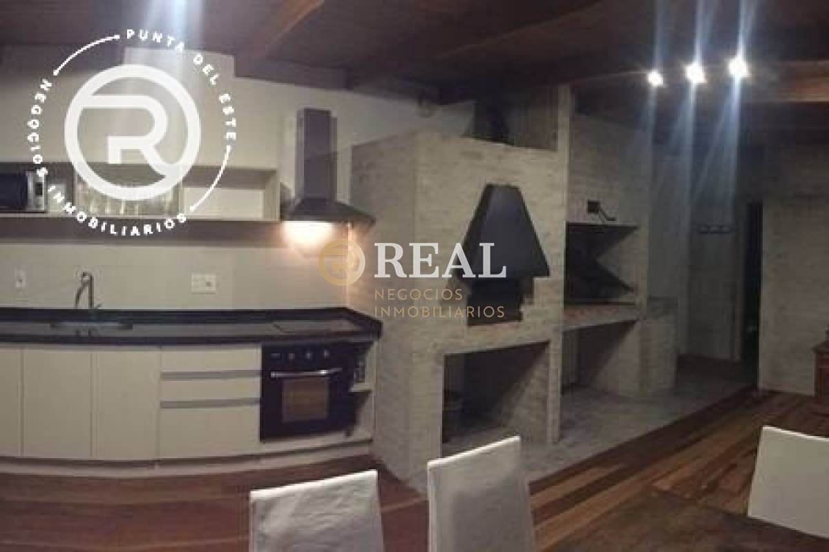 Casa con amplio jardin y parrillero